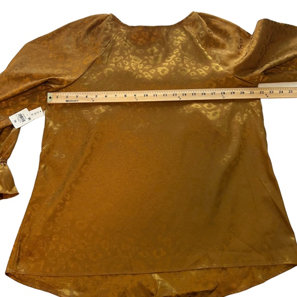 New NWT Bar III Gold Plus V-neck Animal Jacquard Blouse Size 1X - Picture 3 of 9